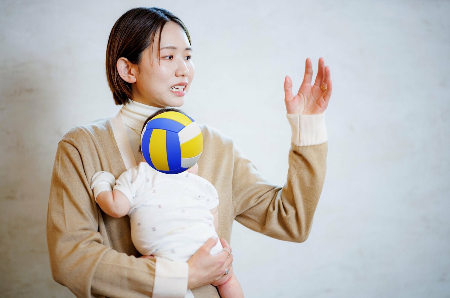 我が子をあやしながらも、バレーボールに対する熱い思いが溢れる古賀さん　©︎Kiichi Matsumoto