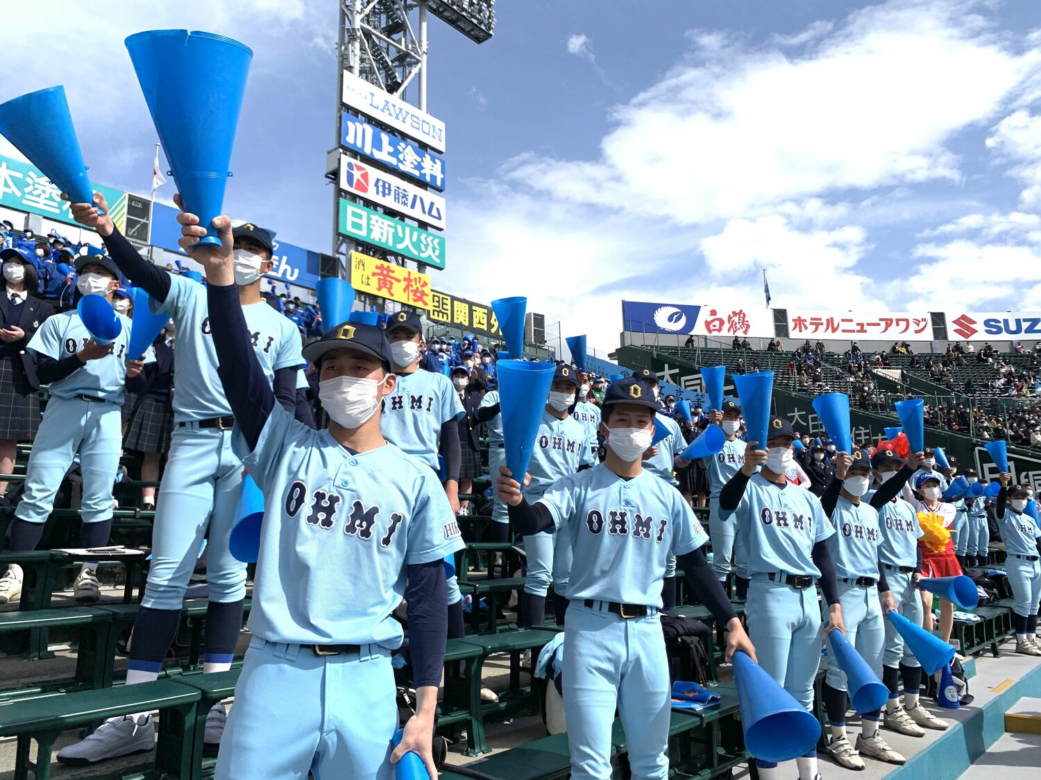 マスク姿で応援する近江野球部 ©Yukiko Umetsu