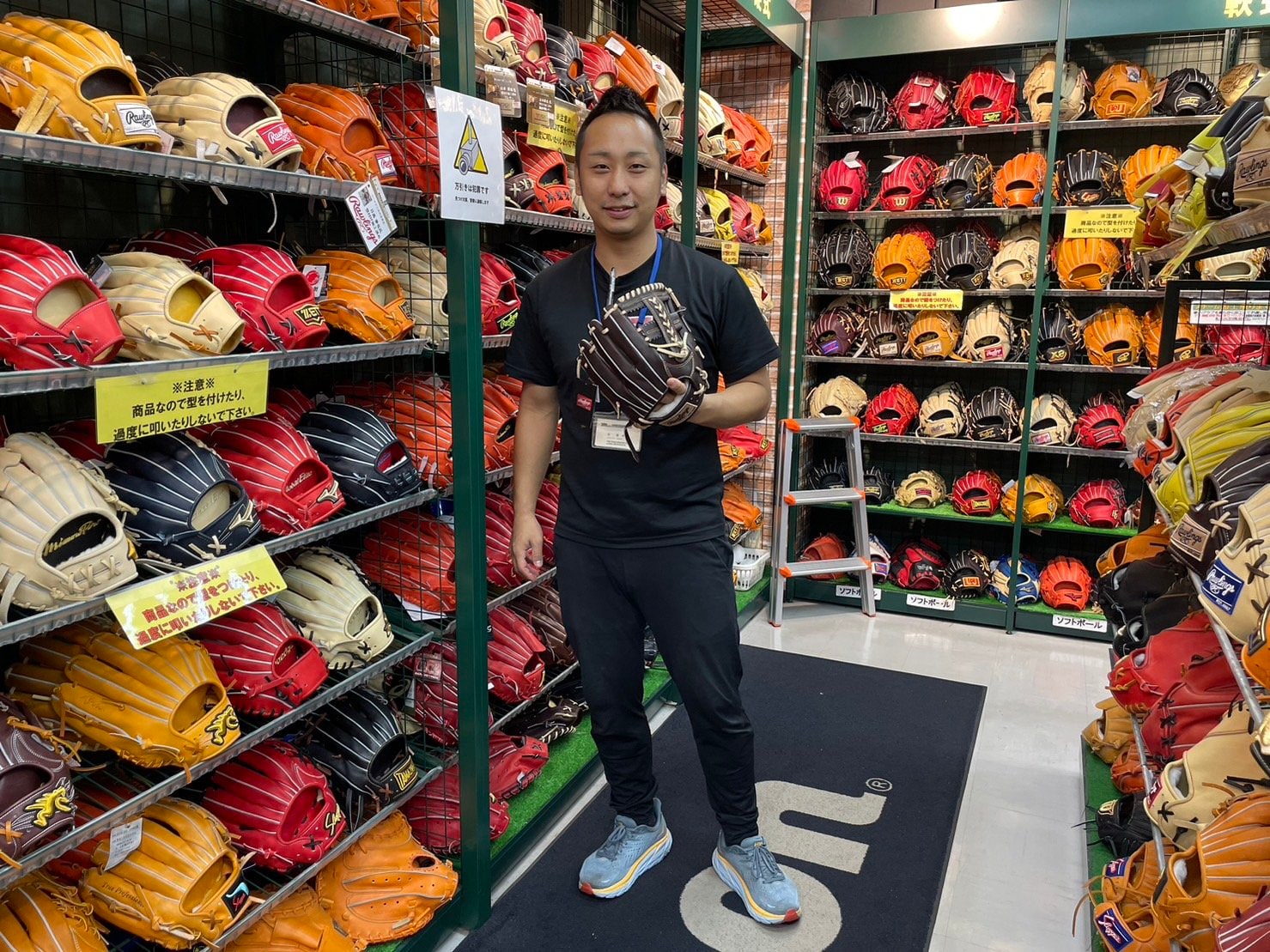 野球専門店・ベースマン立川店のカリスマ店長、星徹弥さん。「2.0超えの野球用具視力を持つ男」の異名を持つ