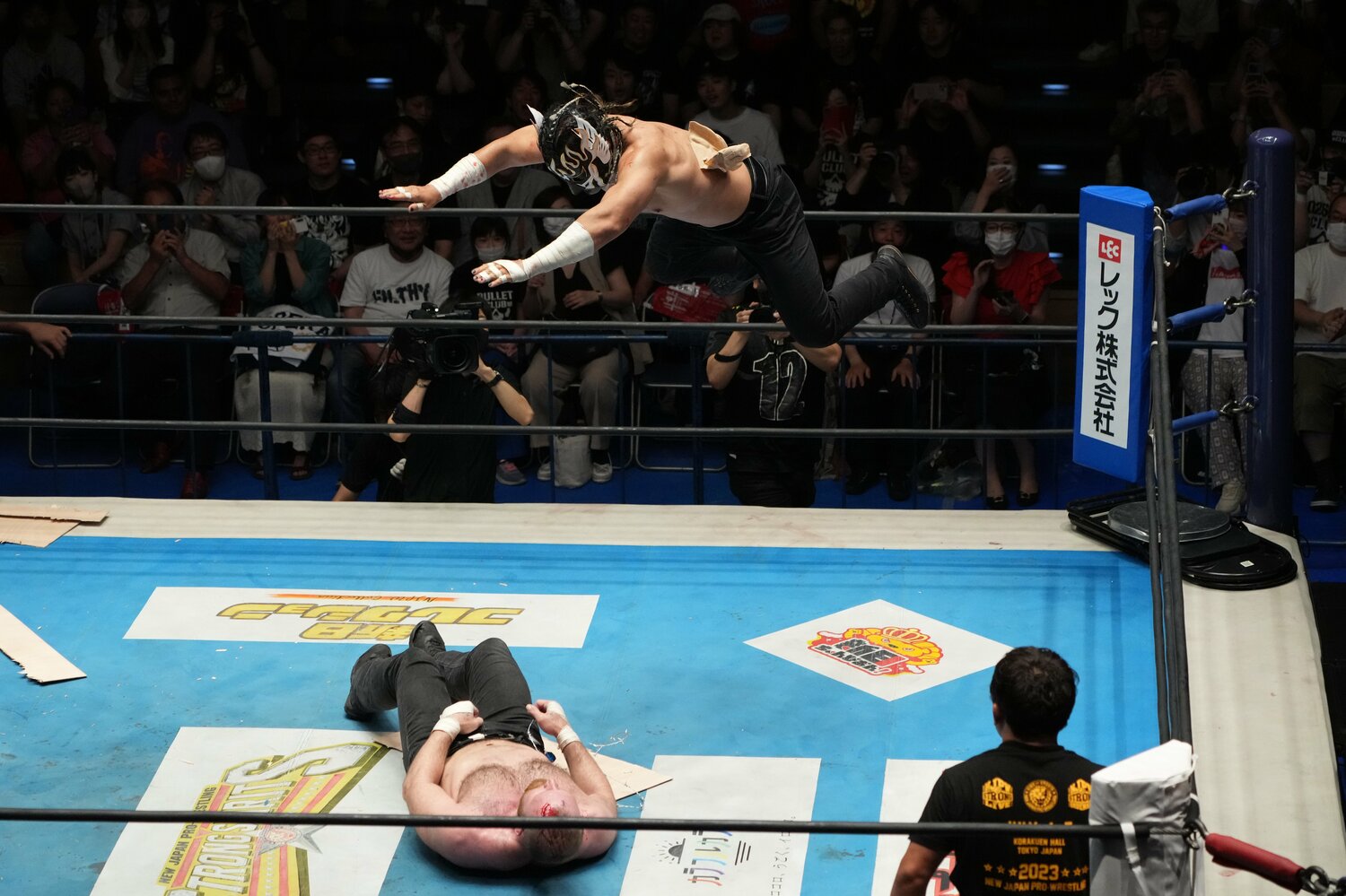 ジョン・モクスリーにパールハーバースプラッシュを放つエル・デスペラード（クリックすると「この記事の写真」に飛びます。流血等の過激な写真を含みますのでご注意ください）