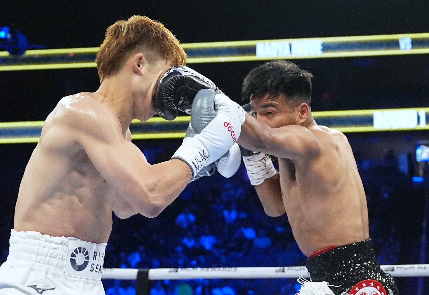 カルデナスのパンチが井上の顔面をとらえた瞬間　©Naoki Fukuda