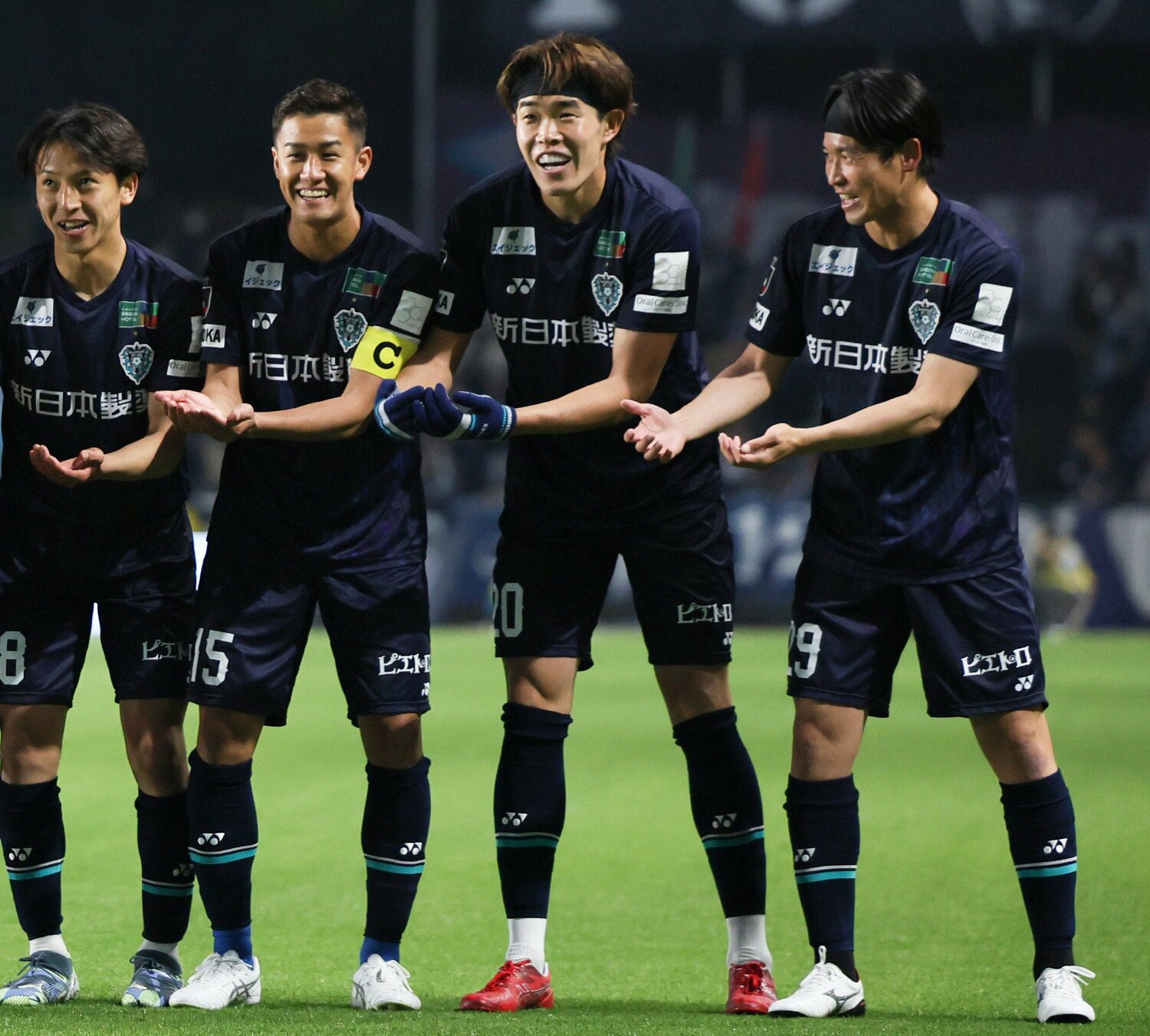 ゴールを決めてチームメイトに向けてゆりかごパフォーマンスをするアビスパ福岡時代の安藤智哉（右から2番目）©︎JIJI PRESS