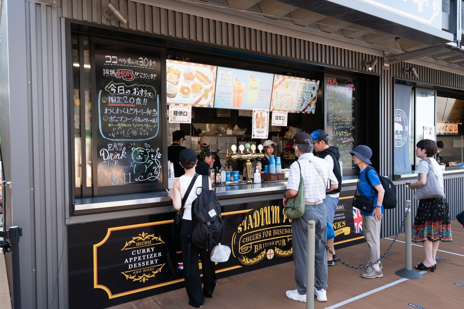 飲食ショップも多岐にわたっている　©Tadashi Hosoda