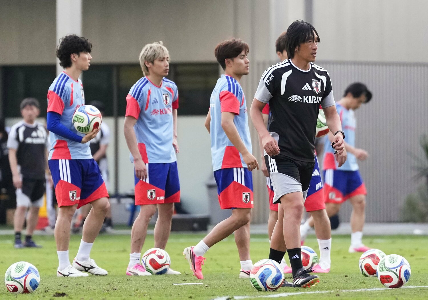 中村俊輔コーチ(黒練習ウェア)が見守ってFK練習が行われた ©KYODO