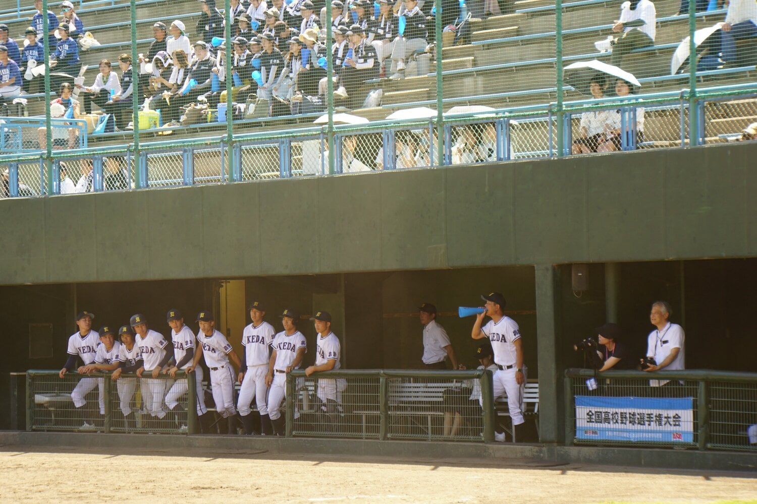 メガホンを使って選手に指示を出す井上監督（写真は今夏の徳島大会初戦） ©NumberWeb