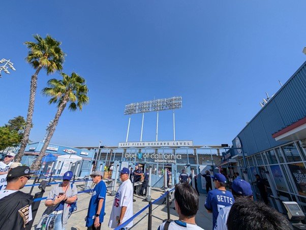 快晴のロサンゼルス、開門前はいつ来ても高揚する ©Aki