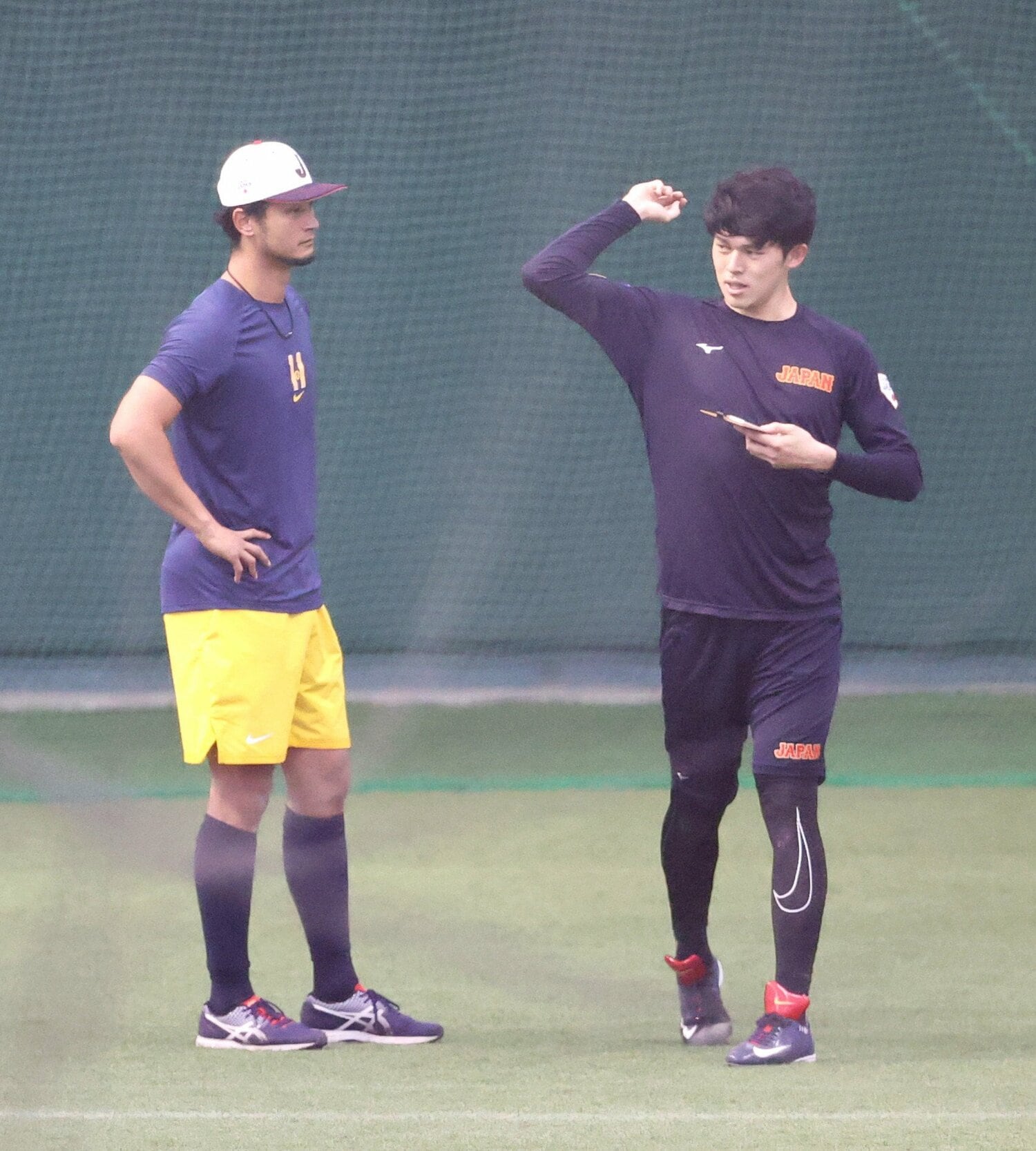 WBCの宮崎キャンプで。休日を返上して練習に励んだダルビッシュ有（左）と佐々木朗希　©JIJI PRESS