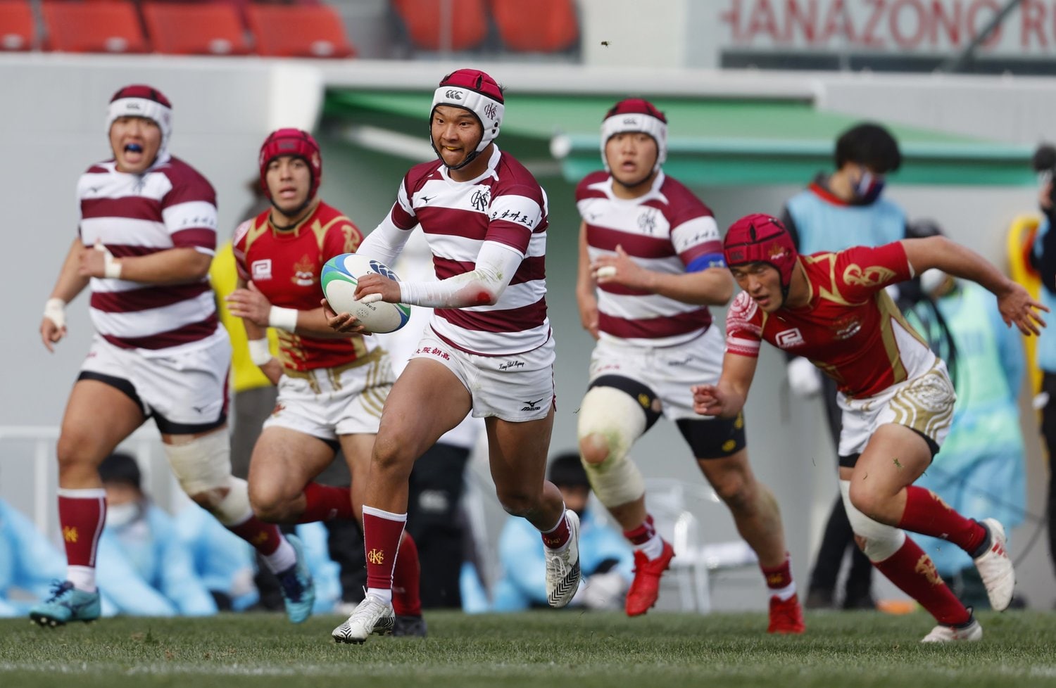 鋭いカウンターで走力を発揮したFB金昂平（3年）©Kyodo News