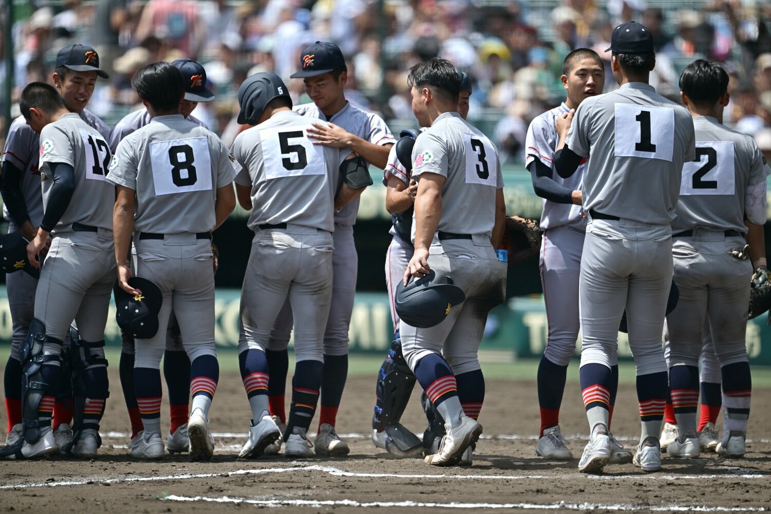 試合後、青森山田と健闘をたたえ合う京都国際ナイン。体格差を補って余りある、熱い戦いぶりだった　©Hideki Sugiyama