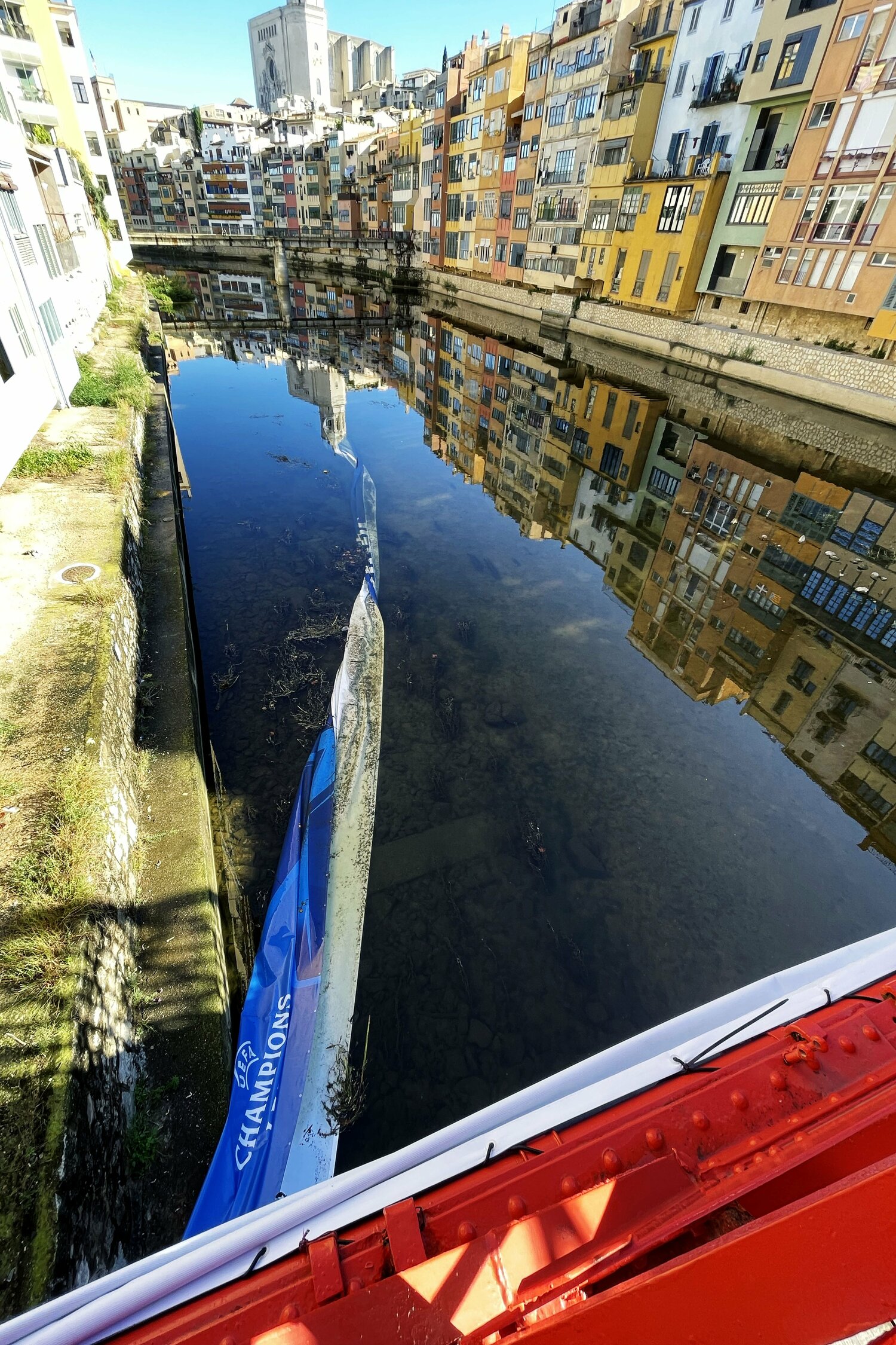 CLの幕が川に落とされていた