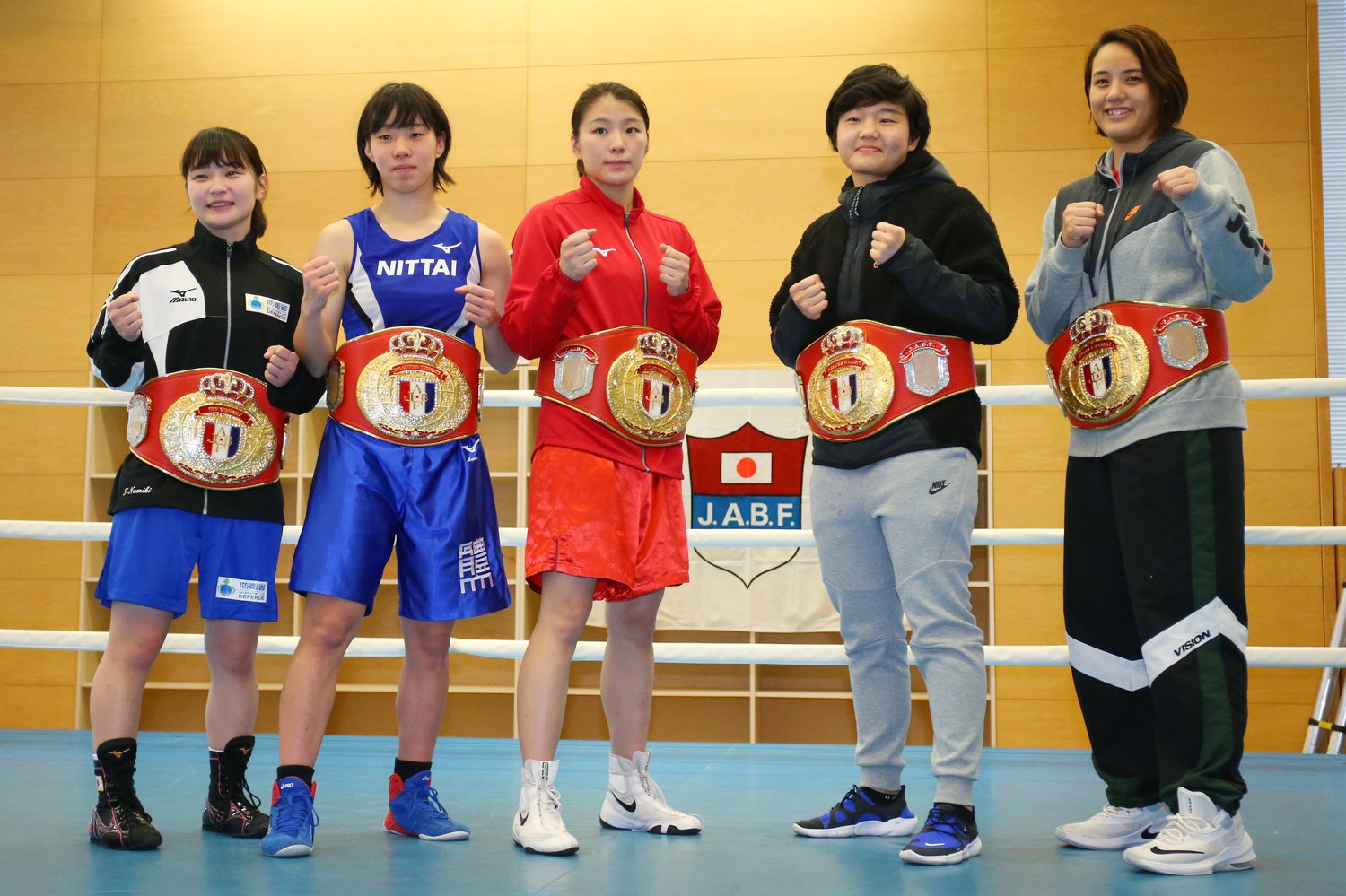 2019年の日本代表決定戦にて。一番右が津端。メダリストの入江聖奈(右から4人目)、並木月海(5人目)の姿も ©AFLO