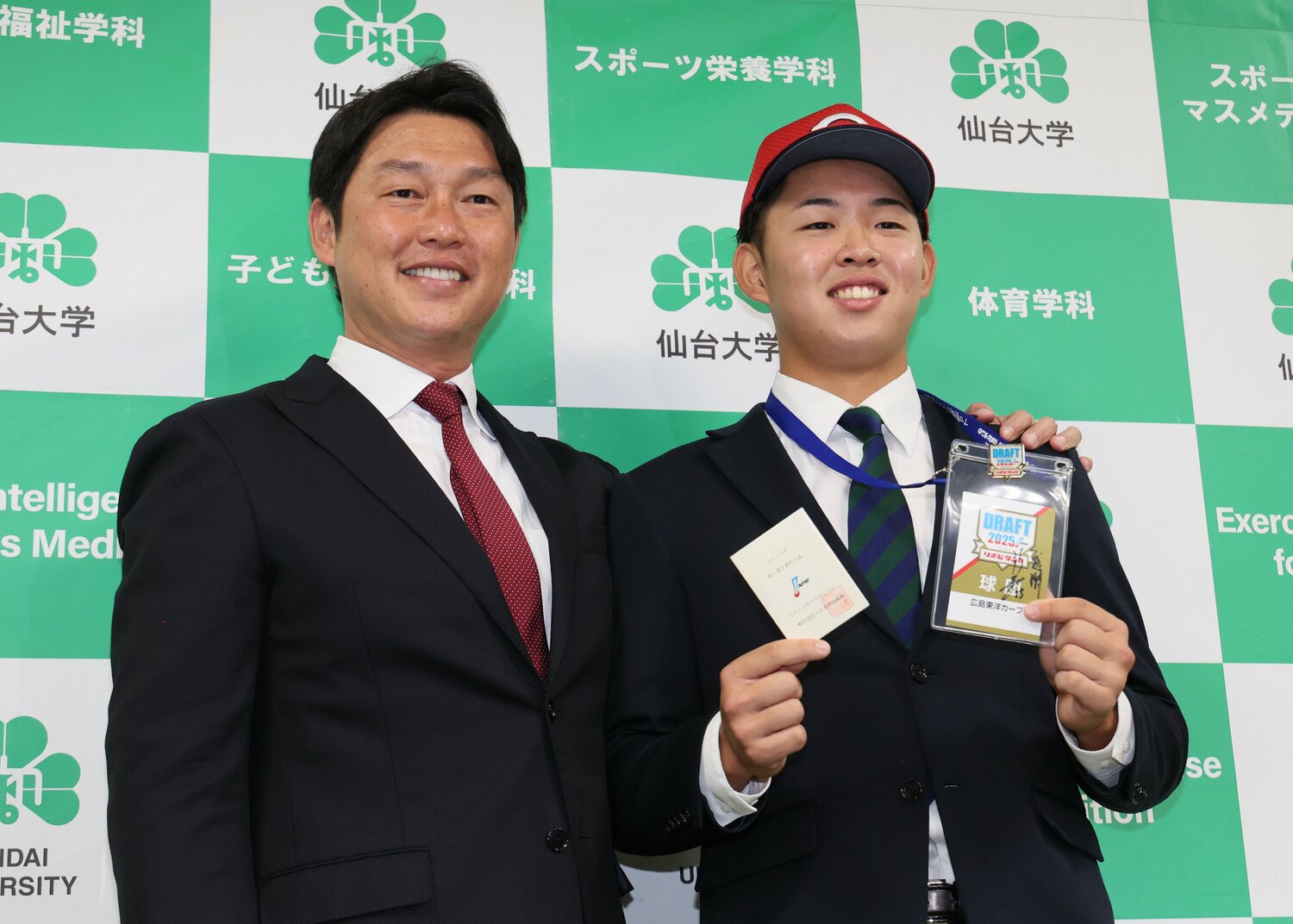 広島の新井貴浩監督からドラフト1位指名のあいさつを受けた仙台大・平川蓮　©JIJI PRESS