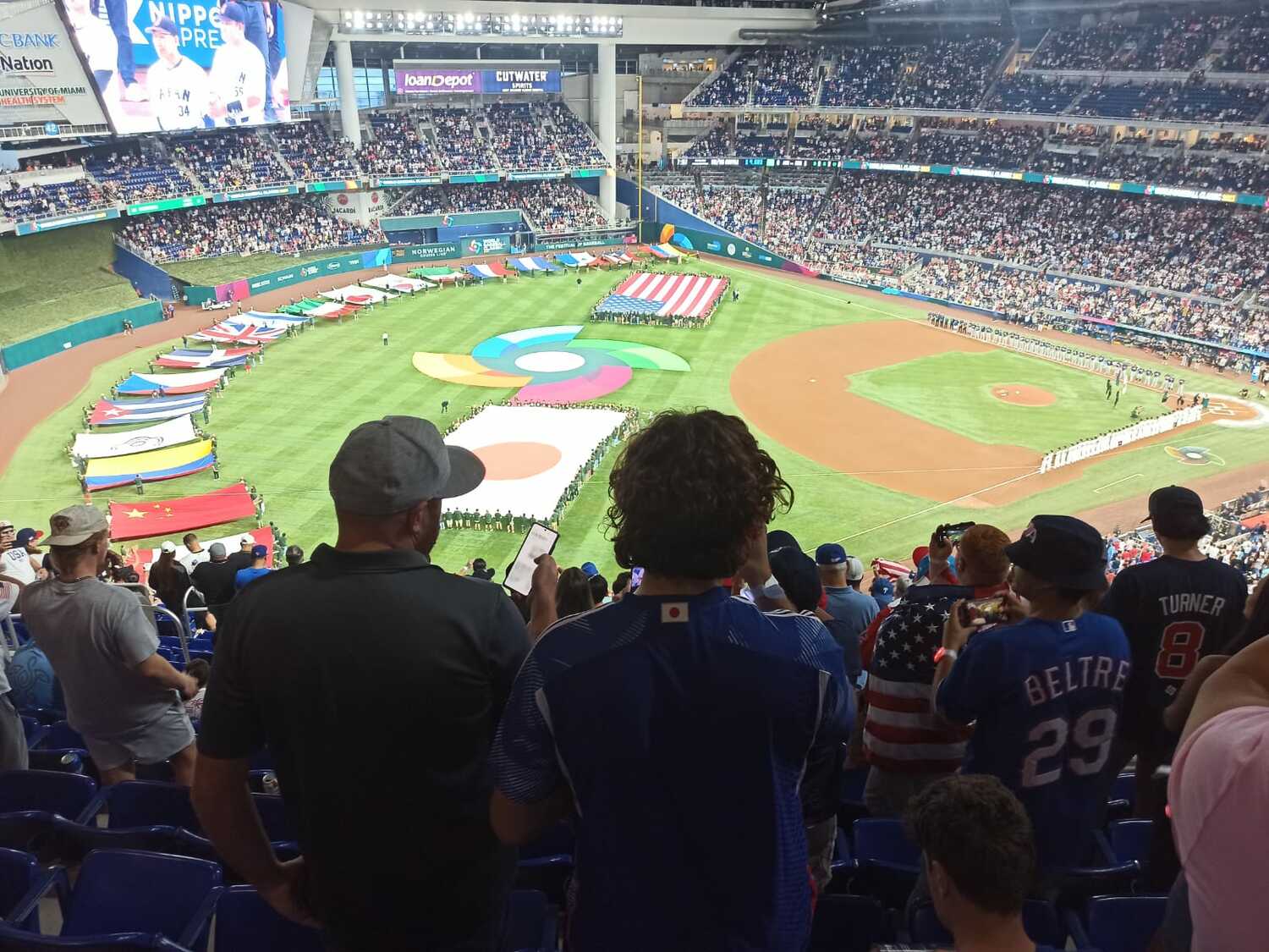 21日の決勝(アメリカ対日本)で日本のユニフォームを着て日本を応援していたマイアミ在住のキューバ人 ©Hiroaki Sawada