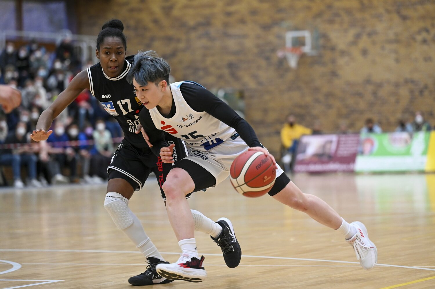 フライブルクでプレーする安間　©Eisvögel USC Freiburg