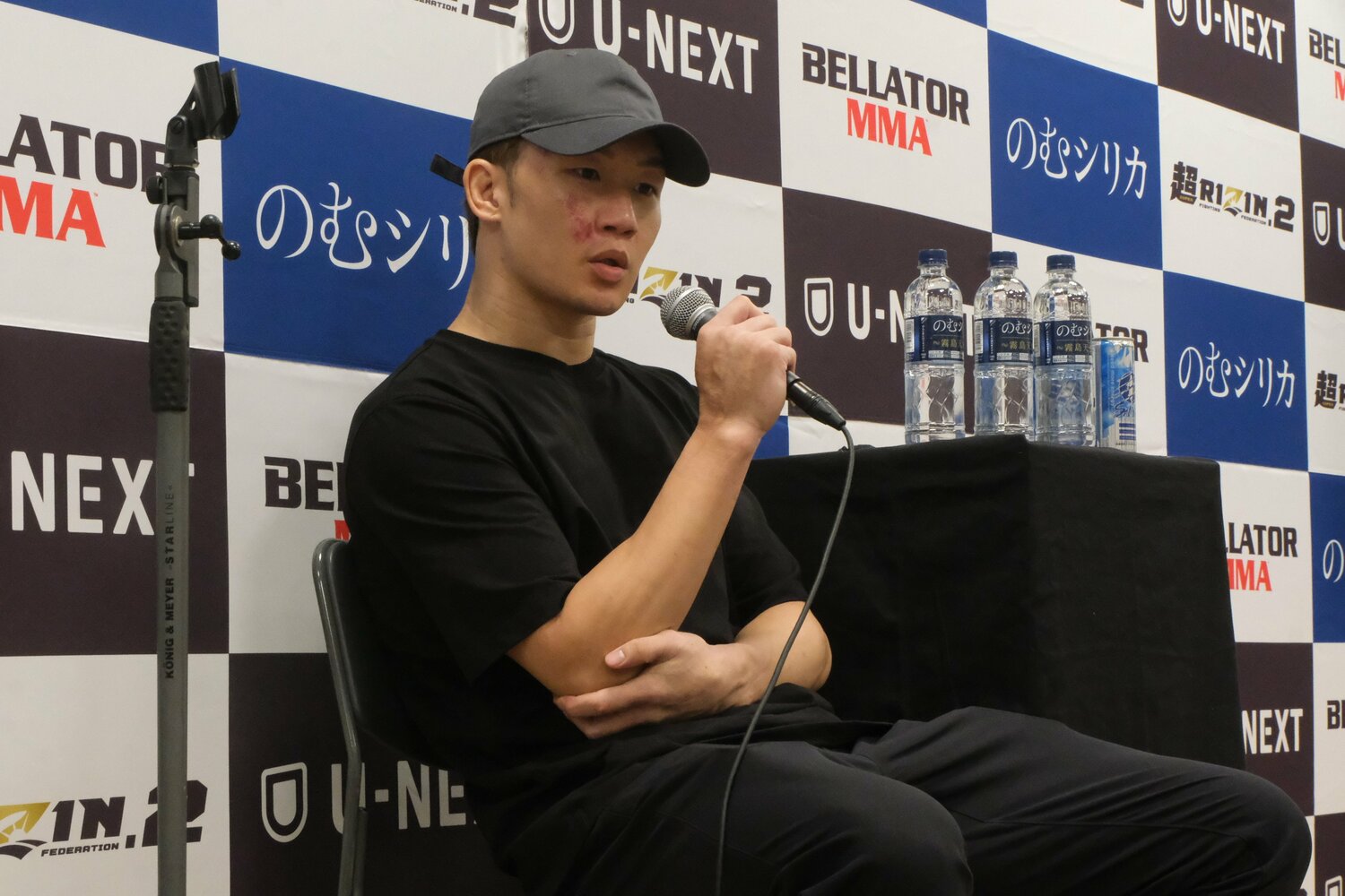 敗戦後、インタビューに答える朝倉　©Norihiro Hashimoto