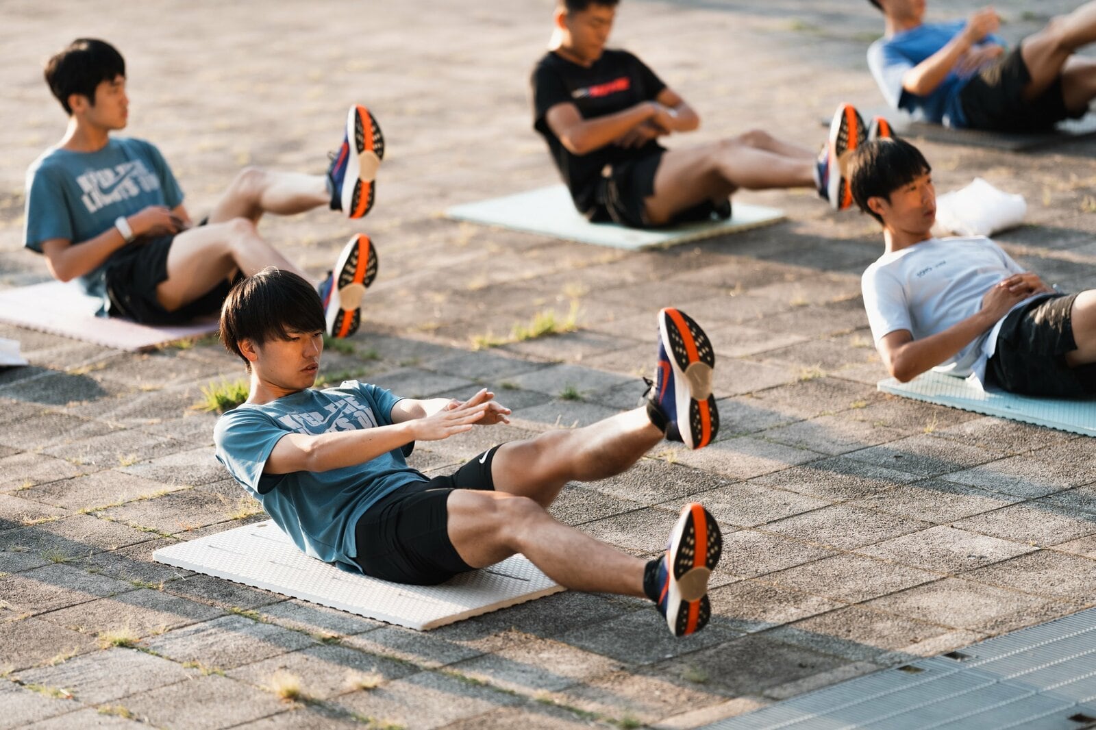 体幹トレーニングに励む吉田　photograph by NIKE