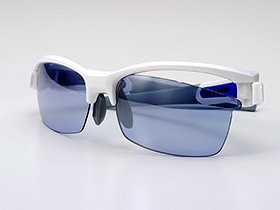 フロントとテンプルを連結させる部分に回転軸を設けることで、回転式レンズ交換方式を実現。レンズに余計な負荷をかけることなく、脱着することができる。 