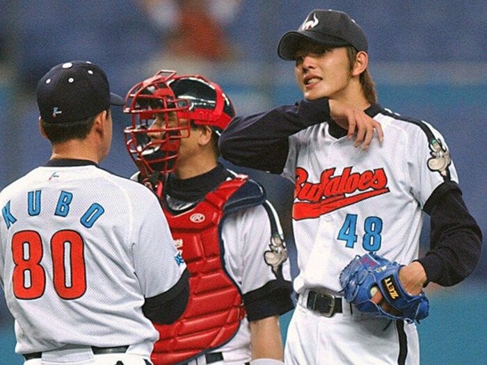 岩隈久志1年目のキャッチボール「危ないと、直感が走った」 投球禁止から始まった日米170勝の下準備<Number Web> photograph by Kyodo News