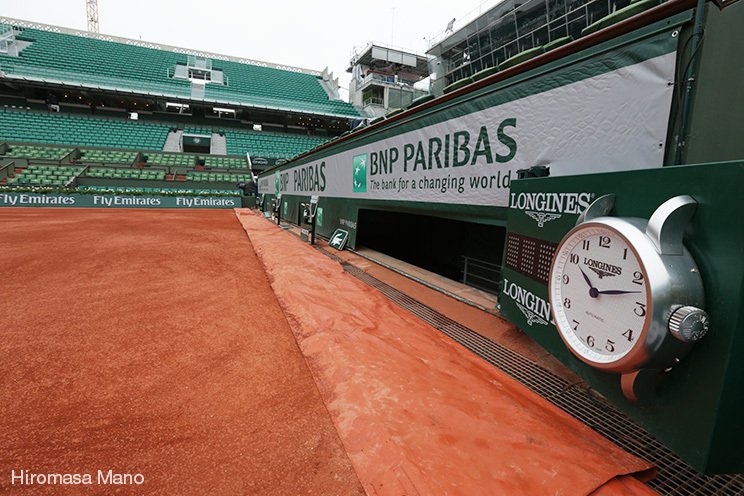 今年の全仏は近年稀に見る大雨に襲われた。どんな天候、環境でも、ロンジンの時計は正確にプレーを計測し続けた。