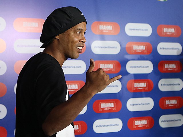 ロナウジーニョ　修復費用ooempate Amazon.co.jp: 正規品ロナウジーニョ／直筆サイン／FCバルセロナ