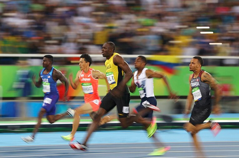 リオ五輪100m準決勝で同組だったウサイン・ボルトと山縣亮太。言ってみれば、かけっこの世界的頂点だ。 ／ photograph by AFLO