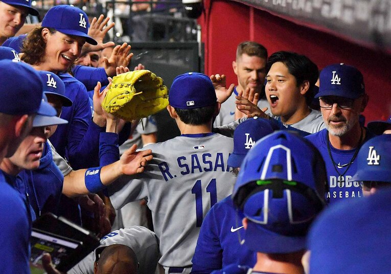 ポストシーズン好投の佐々木朗希を出迎える大谷らドジャース選手たち（1枚目／全4枚）【スワイプするとそのほかの写真もご覧になれます】　©JIJI PRESS