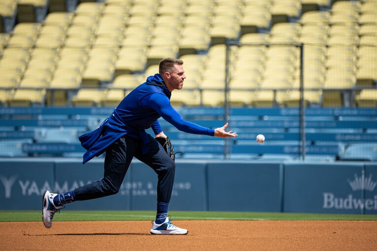 【常勝ドジャースと大谷らの”ステキな日常”／全100枚超】守備練習で優しいトスのフリーマン…写真はまだまだ続きます　©Nanae Suzuki