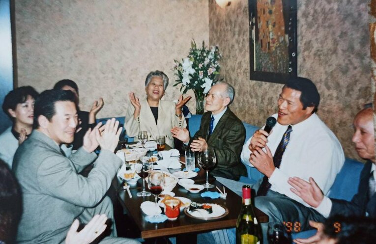 兄弟らとカラオケ※複写　©Hiroaki Sawada