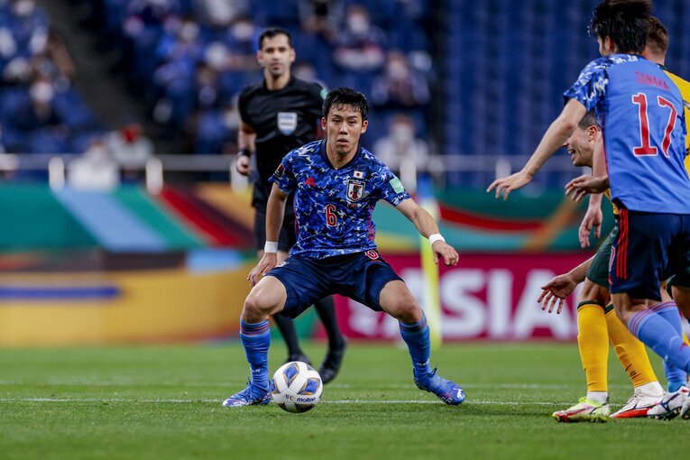 守田英正、田中碧と中盤の「3」を構成した遠藤航　©JMPA