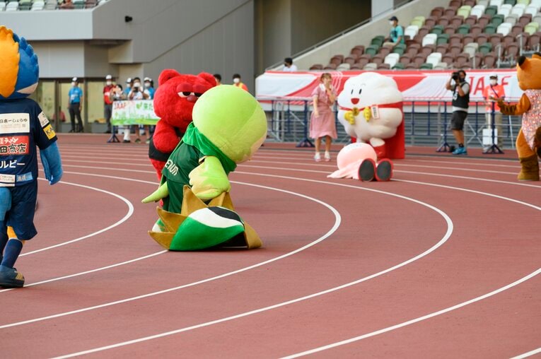大事な帽子が取れちゃった　©Hirofumi Kamaya
