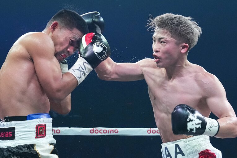 ガードの上から強打を叩き込む井上尚弥　©Naoki Fukuda