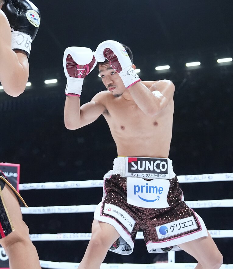 ガードを上げて西田凌佑と対峙する中谷潤人　©Naoki Fukuda