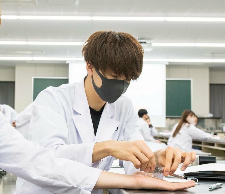 実習の風景　写真提供：日本歯科大学生命歯学部