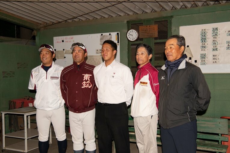 平山と東筑指導者陣。左から牧島コーチ、山下監督、山本哲也部長、青野前監督　©Kota Inoue