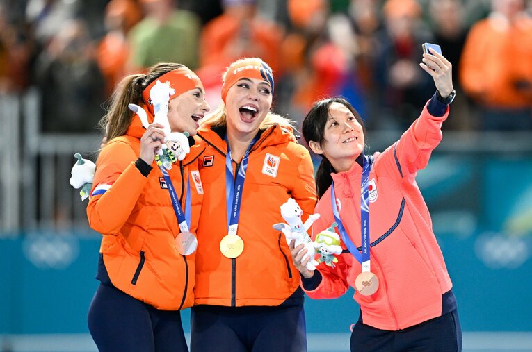 北京のリベンジを果たして高木美帆（右）を破ったユッタ・レールダム（中央）とは？　若き日の取材時の様子から、奔放な私生活までその人物像に迫った ／ photograph by Asami Enomoto/JMPA