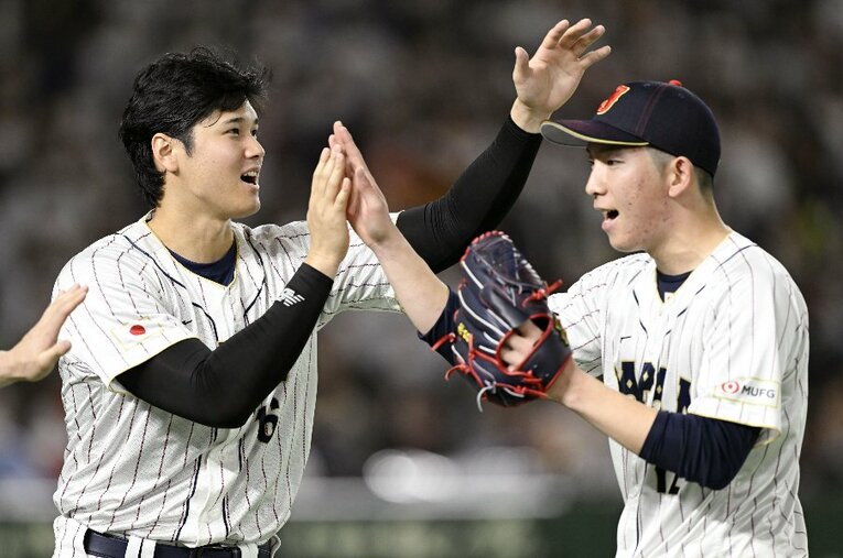 WBC中国戦7回。ピンチをしのいだ日本2番手の戸郷翔征（右）を迎える大谷翔平 ／ photograph by KYODO