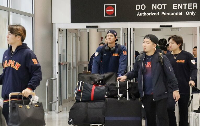 マイアミ入りした際、チェコの帽子を被って現れた大谷翔平 ©JIJI PRESS