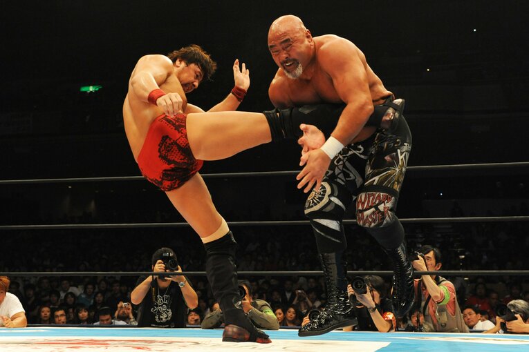 2008年10月13日、両国国技館。武藤敬司にミドルキックを見舞う中邑真輔