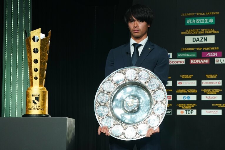 ルーキーとしては史上4人目のJリーグベストイレブンに輝いた三笘　©︎J.LEAGUE