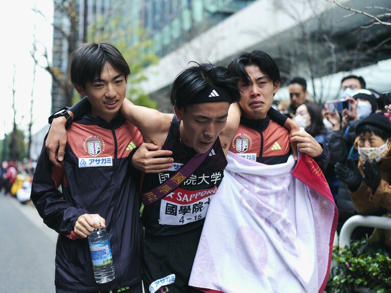 年始の箱根駅伝、ゴール地点でアンカーを迎える平林。下級生が多かっただけに、来季の國學院の下馬評は高い　©Yuki Suenaga