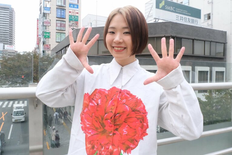 「ショウガールズ」のリーダーを務め、プロレスのリングアナとしても活動を続ける野中美智子　©Norihiro Hashimoto