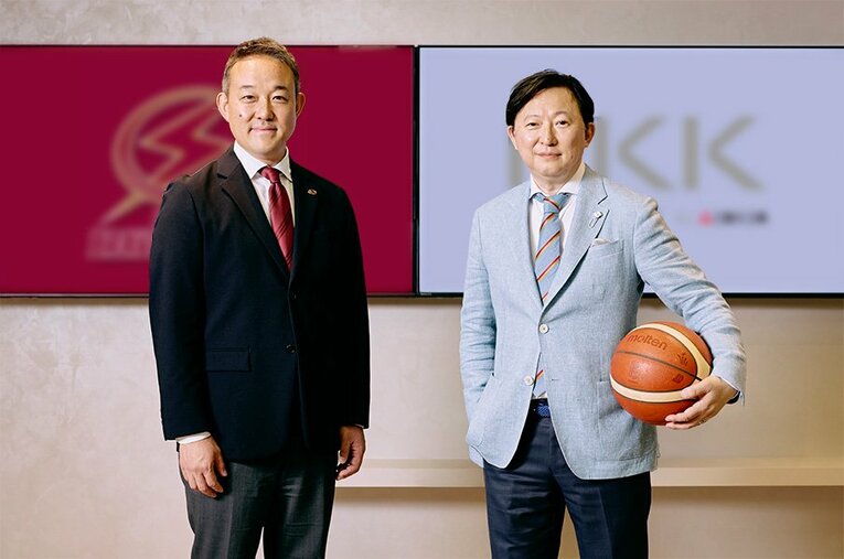 （左から）元沢伸夫・株式会社DeNA川崎ブレイブサンダース取締役会長、林安秀・三菱化工機株式会社常務執行役員 ／ photograph by Kiichi Matsumoto