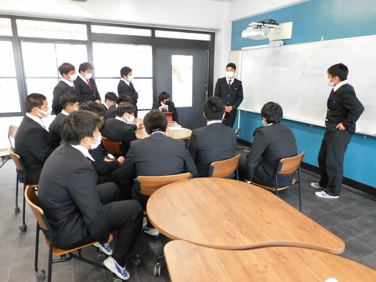 グループミーティングの様子　©Jun Aida