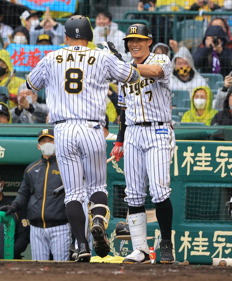 近大の後輩でもある佐藤輝明の活躍を微笑ましく見つめる糸井嘉男。ライバルでもあるが「頼もしい存在」と語った　©Sankei Shimbun