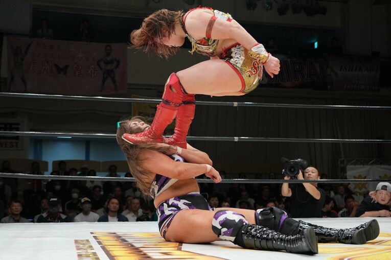 Sareeeの踏みつけ　©Essei Hara