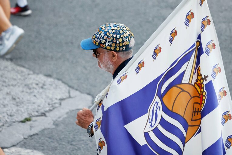 アウェイの試合で訪れた各地でピンバッチを集める年季の入ったサポーター　©Daisuke Nakashima