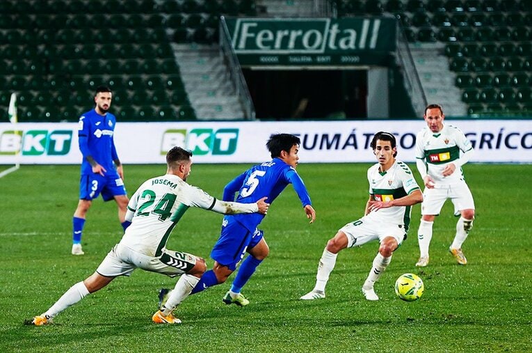 密集になっても抜けられる巧さが久保にはある(c)Daisuke Nakashima