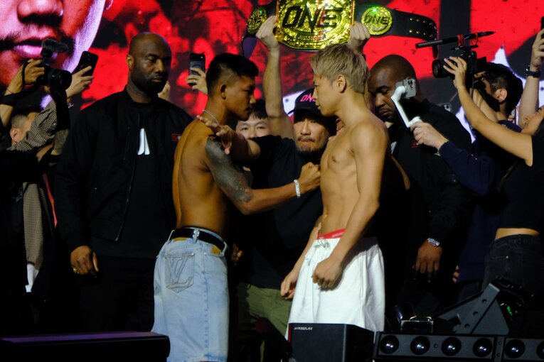 試合前日の公開計量で向き合う武尊とロッタン　©Norihiro Hashimoto