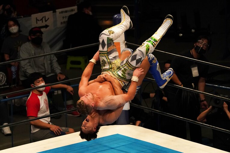 “イギリスのボーイ”オスプレイが飯伏からIWGP世界ヘビー奪取 「オマエたちがオレをモンスターに変えたんだ」(3)