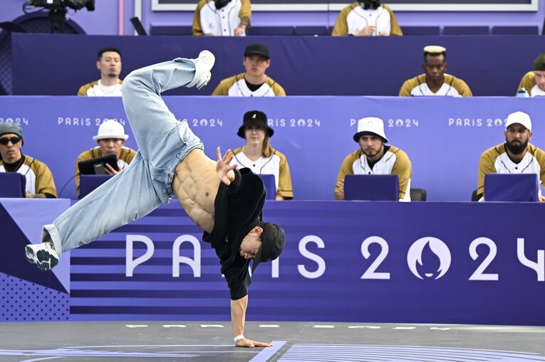 パリ五輪最終戦、VICTORとのバトル　©Asami Enomoto／JMPA